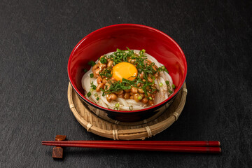 納豆うどん　Udon noodles with natto 