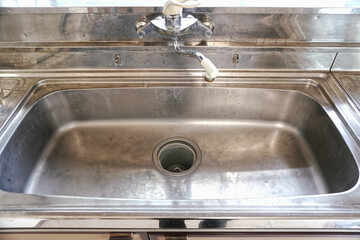 掃除前で汚れがたくさんな古い古民家台所の流し Old kitchen sink before cleaning