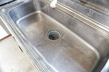 掃除前で汚れがたくさんな古い古民家台所の流し Old kitchen sink before cleaning