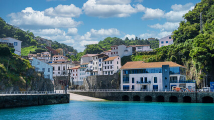 Vista del embarcadero para barcas del hermoso pueblo pesquero de Cudillero en Asturias, España....