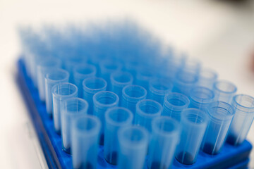 Obraz premium a pile of blue pipette tips