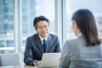 Obraz premium 顧客とのミーティングに参加する日本人幹部 
