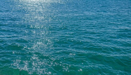 BLUE-GREEN SURFACE OF THE OCEAN IN CATALINA ISLAND, CALIFORNIA, WITH GENTLE RIPPLES ON THE SURFACE AND LIGHT REFRACTING