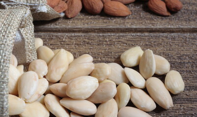 almendras  peladas con piel  fruto seco 