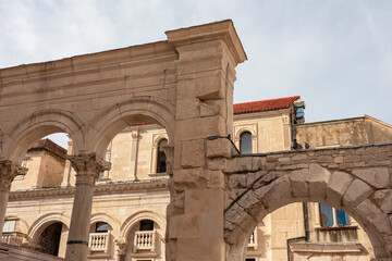 Obraz premium Scenic view of majestic peristyle of Diocletian's Palace in historic centre in coastal town of Split in Dalmatia, Southern Croatia, Europe. Tourist destination. Mediterrenean architecture.