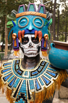 Person dressed as Catrin in traditional Mexican attire