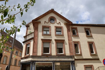 Bâtiment typique, vue de l'extérieur, ville de Bitche, département de la Moselle, France