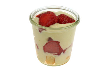 Tiramisu à la fraise dans un ramequin en gros plan sur fond blanc