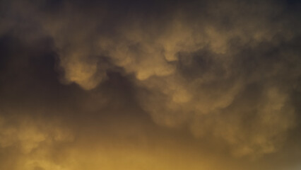 Ciel jaune pendant le coucher de soleil, sous des cumulus