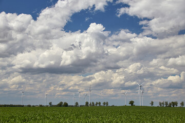 Elektrownia wiatrowa - wiatraki na tle nieba z chmurami © arteffect.pl