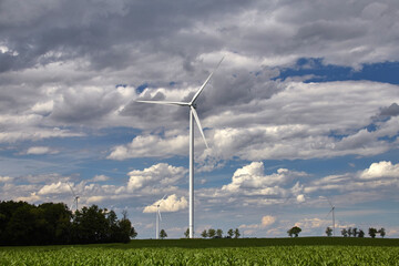 Elektrownia wiatrowa - wiatraki na tle nieba z chmurami © arteffect.pl
