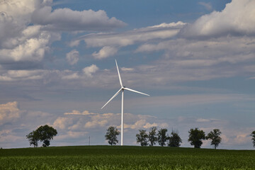Elektrownia wiatrowa - wiatraki na tle nieba z chmurami © arteffect.pl
