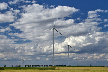 Elektrownia wiatrowa - wiatraki na tle nieba z chmurami © arteffect.pl