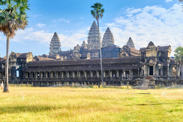 Obraz premium Angkor Wat temple in Siem Reap in Cambodia. Angkor Wat is the largest religious monument in the world.