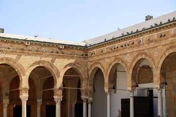 Obraz premium Zitouna Mosque or Al-Zaytuna Mosque - Tunisia, details and architecture of the Historical Mosque