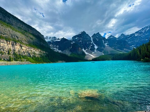 Canada Banff Nationalpark Lake Moraine with cloudy sky, blue water and amazing color change and stunning view on mountains