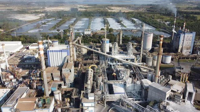 V&iacute;deo drone 4k vis&atilde;o a&eacute;rea de uma f&aacute;brica de papel e celulose em Suzano, S&atilde;o Paulo, Brasil
