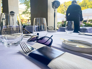 Nakryty stół w eleganckiej restauracji. Letnie patio.