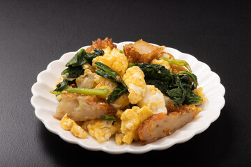 揚げかまぼことほうれん草と卵の炒め物