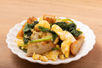 揚げかまぼことほうれん草と卵の炒め物