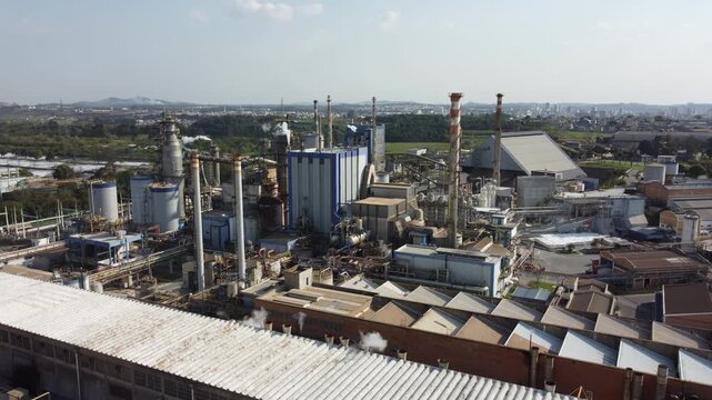 Vis&atilde;o a&eacute;rea de uma ind&uacute;stria de celulose e papel em suzano, sp, brasil 28 julho 24