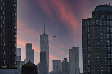 Fototapeta premium Stunning New York City skyline from Brooklyn showcasing iconic buildings at sunset. Captured from various angles, these high-rise structures highlight the architectural beauty and diverse designs of t