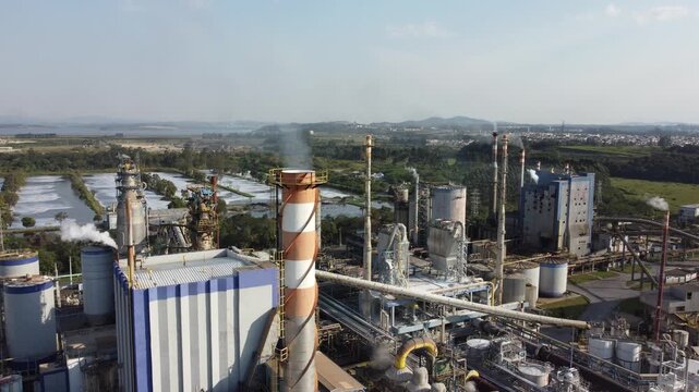 Fuma&ccedil;a subindo da vista a&eacute;rea da f&aacute;brica de celulose e papel em suzano, brasil