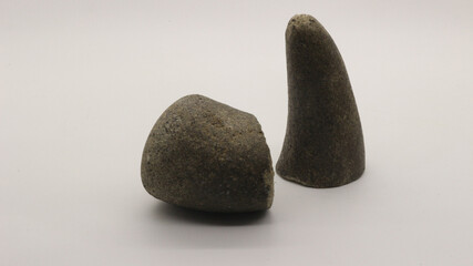 Broken stone grinder