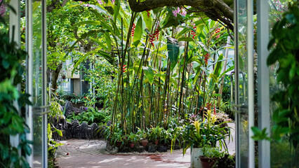 扉の先の緑の庭園 © 慧人 内津