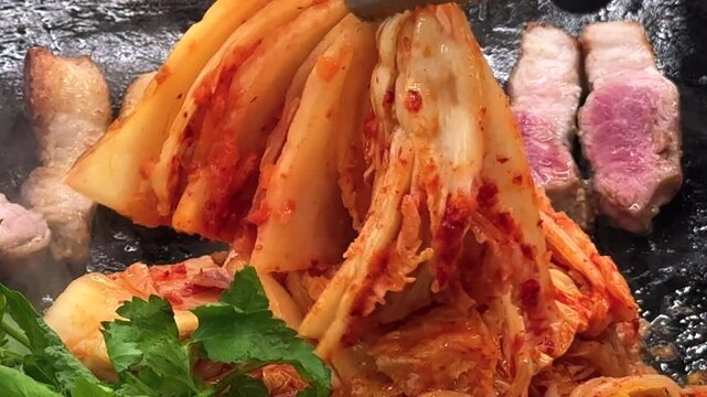 한국 전통 솥뚜껑 삼겹살 구이와 김치, 쌈채소