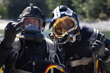 Naklejka premium Military commercial divers with specialized helmets
