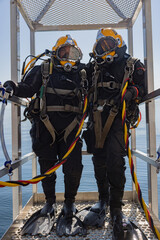 Obraz premium Commercial diver prepared for deep water entry