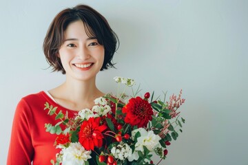 花束を持っている笑顔の日本人女性（母の日・結婚記念日・記念日・誕生日・デート）