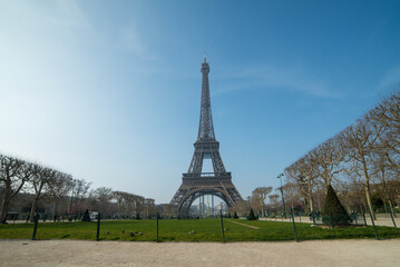 Eiffelturm und entspannte Menschen im Park an einem Eiffelturm und entspannte Menschen im Park an einem sonnigen Tag