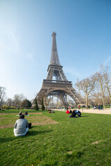 Eiffelturm und entspannte Menschen im Park an einem Eiffelturm und entspannte Menschen im Park an...