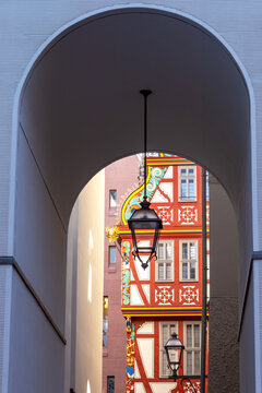 Das rekonstruierte Fachwerkhaus "Zur Goldenen Waage" in der Neuen Altstadt Frankfurt am Main, Hessen