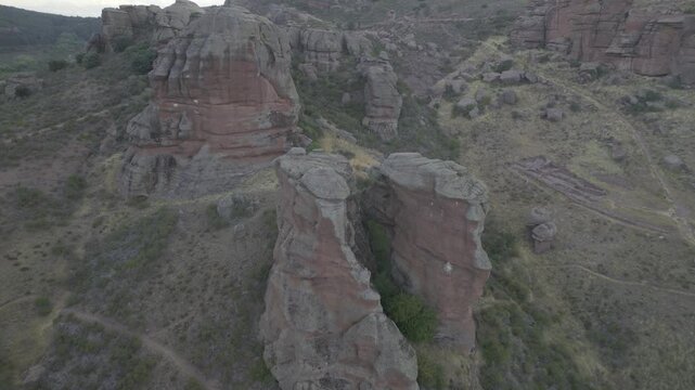 Vuelo sobr paisaje barrancoso de piedras rojizas