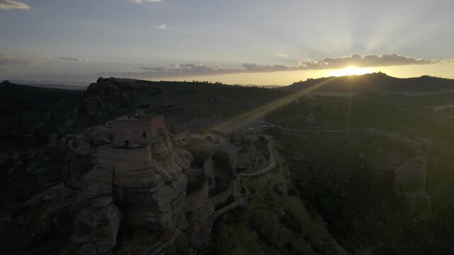 Sol poniendose detr&aacute;s de castillo durante atardeceer