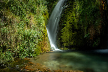 Obraz premium Beautiful Calicanto waterfall in Tormón, Teruel, Aragon, Spain, over emerald green water with daylight