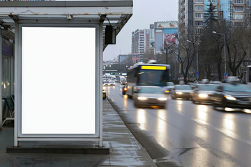 Naklejka premium Blank Billboard Ad In Urban Setting With Traffic