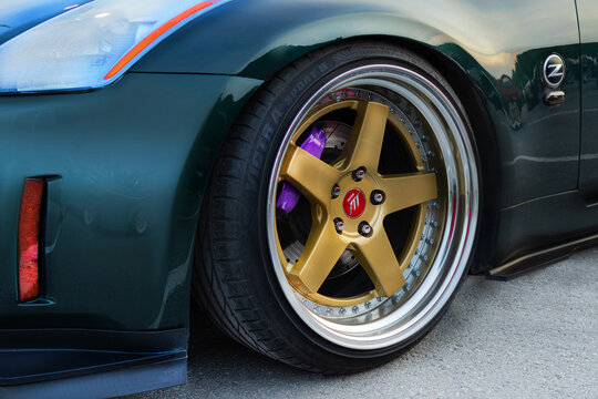 27.07.2024 Novosibirsk, Meet, Green Nissan 350 Z, Fairlady Z, Work Wheels gold and chrome forged discs. Lowrider custom stance, rims extended welded.