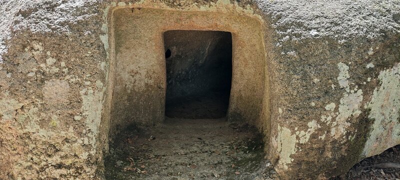 In Stein gemei&szlig;elter Eingang in Felshaus auf sardinien