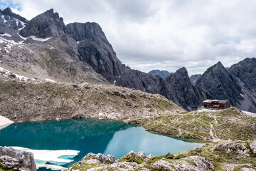 Karlsbader Hütte (Deutscher Alpenverein, Österreich, Osttirol). Umgeben von den imposanten...