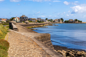 Digue au bord de mer le long de la Route de la Hougue à Saint-Vaast-la-Hougue