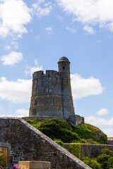 Tour de la Hougue, construite par Vauban, depuis la plage de l’ANse du Cul-de-Loup à...