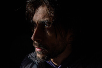 rostro de hombre en fondo negro