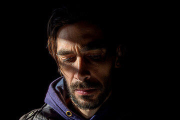 rostro de hombre en fondo negro