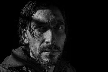 rostro de hombre en fondo negro 