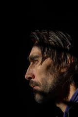 rostro de hombre en fondo negro