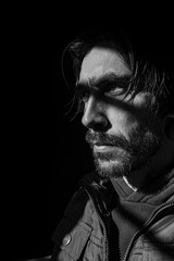 rostro de hombre en fondo negro 